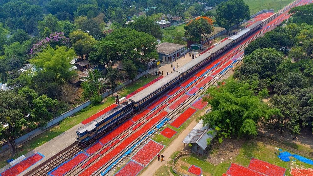 রেললাইনের ধারে ‘লালগালিচা’